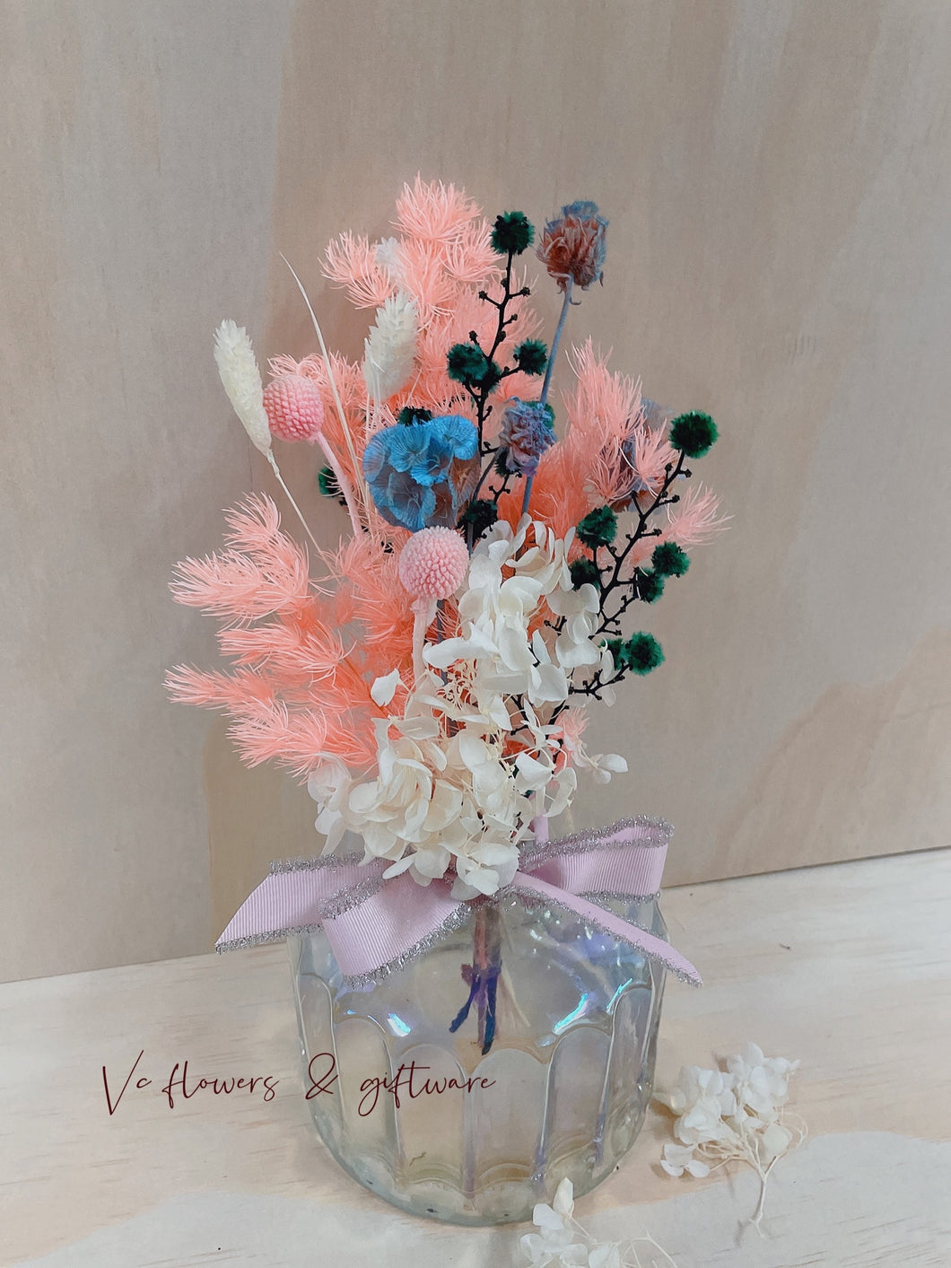 Preserved flower vase arrangement